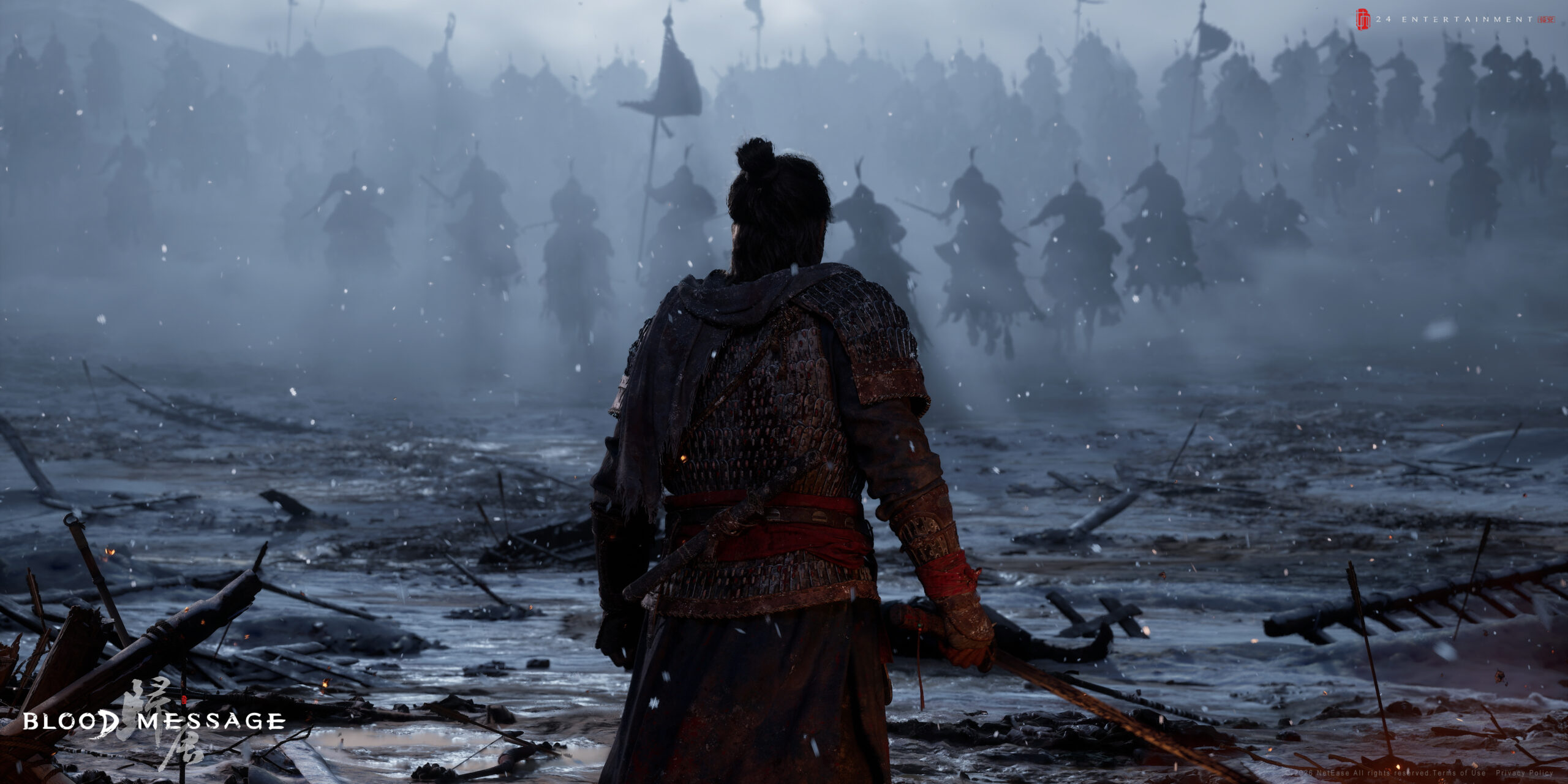 Texto alternativo: Guerreiro de costas observa um exército se aproximando em um campo de batalha coberto por neve e névoa, em cena sombria do jogo Blood Message.