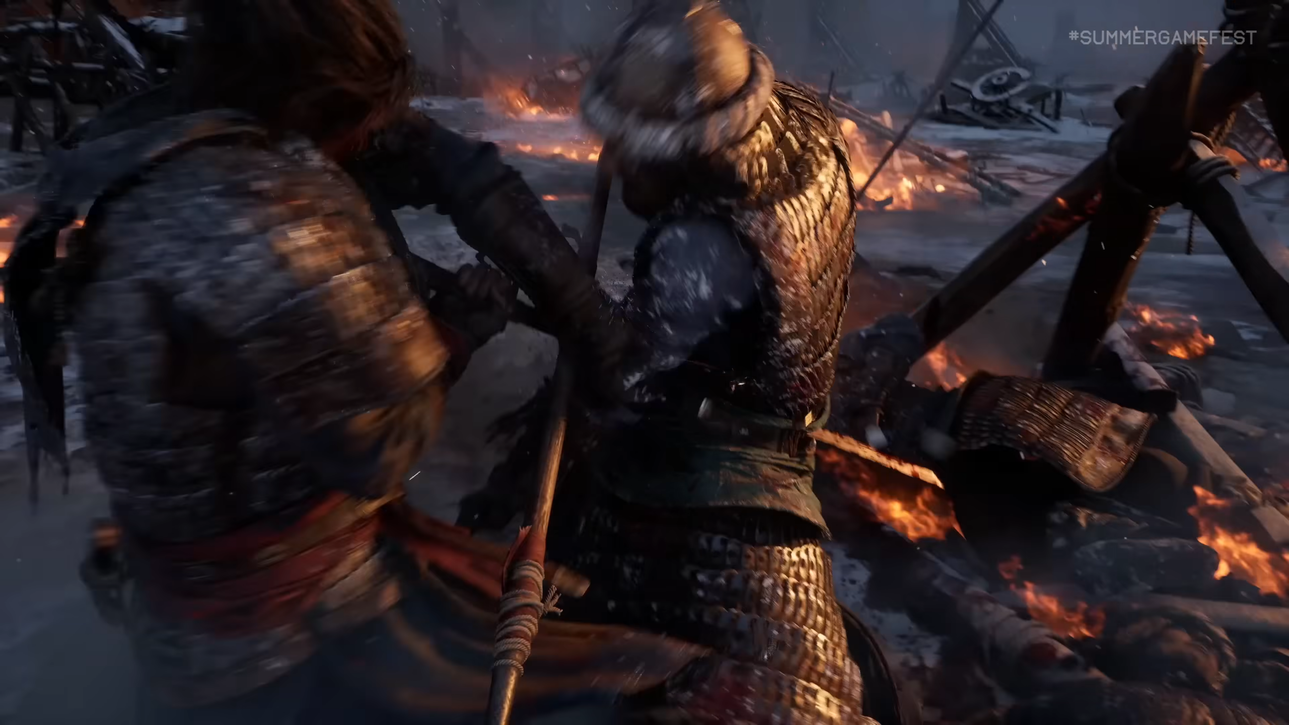 Combate cinematográfico de Blood Message com protagonista usando espada em templo oriental